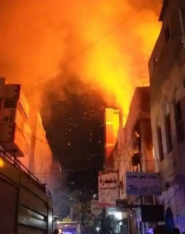 حريق مرعب في العاصمة المؤقتة وأنباء عن التهامه عددا من المنازل و