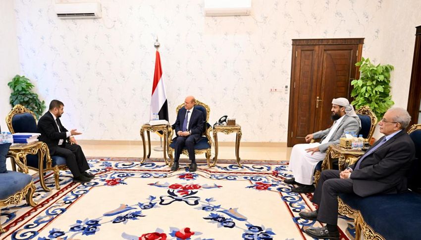 الرئيس العليمي يتسلم ملف البنك المركزي من جهاز الرقابة والمحاسبة