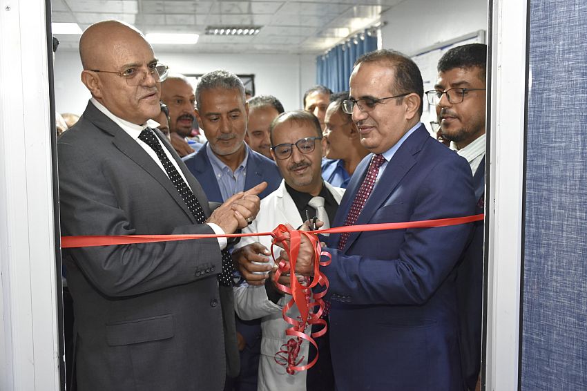 تعز.. وزير الصحة يدشن العمل بأقسام حديثة في بعض المرافق الطبية