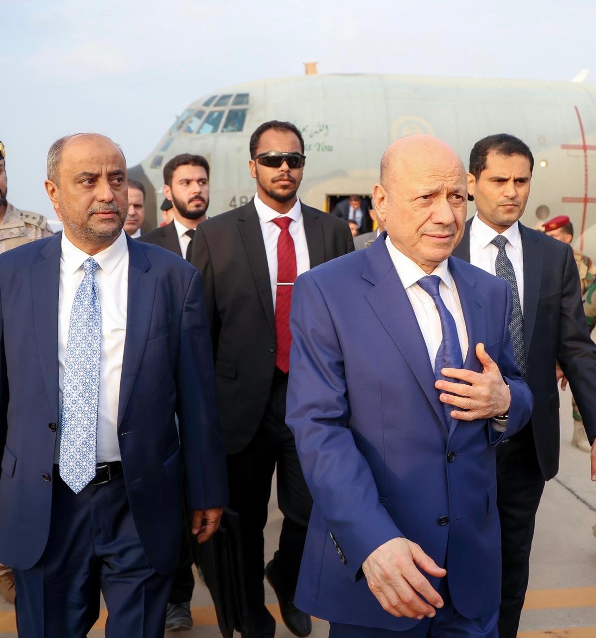 رئيس مجلس القيادة يعود الى العاصمة المؤقتة عدن