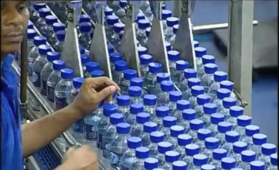 زجاجات المياه المعدنيه
