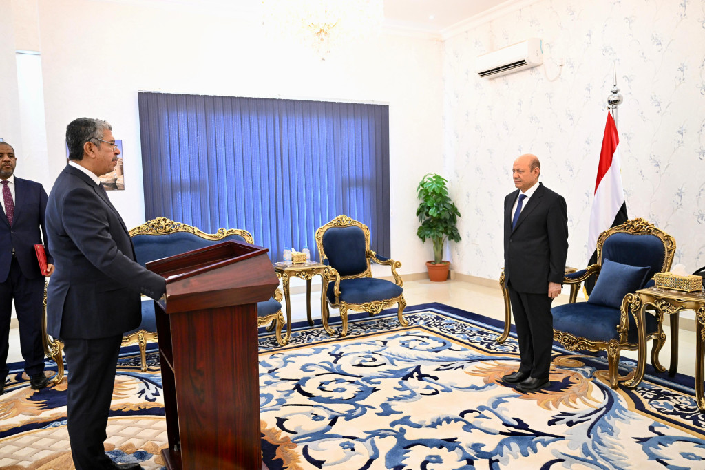 السفير بحاح يؤدي اليمين الدستورية أمام الرئيس العليمي