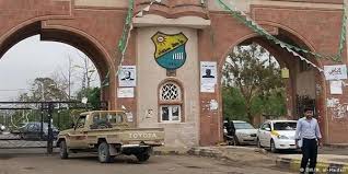 الميثاق نيوز| الحوثي يطرد دكتور جامعي ينادي بالقانون في جامعة صن