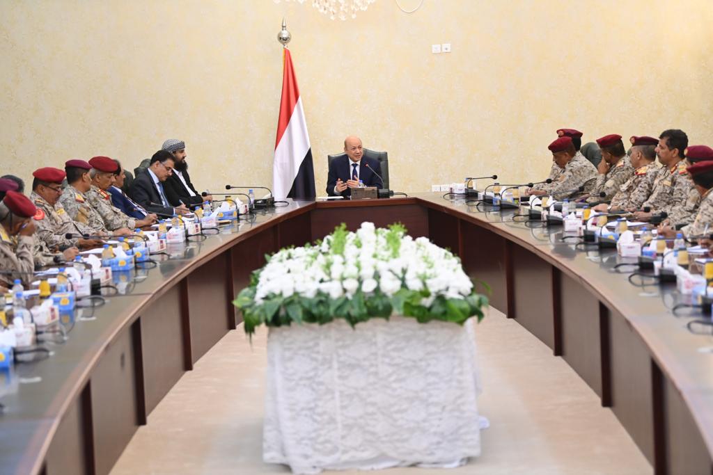 رشاد العليمي يجتمع بوزير الدفاع وقيادات المنطقة العسكرية الرابع