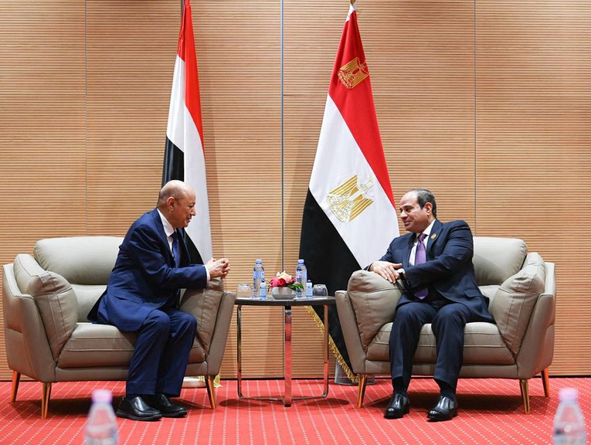 الرئيس العليمي يلتقي الرئيس المصري على هامش القمة الجزائرية