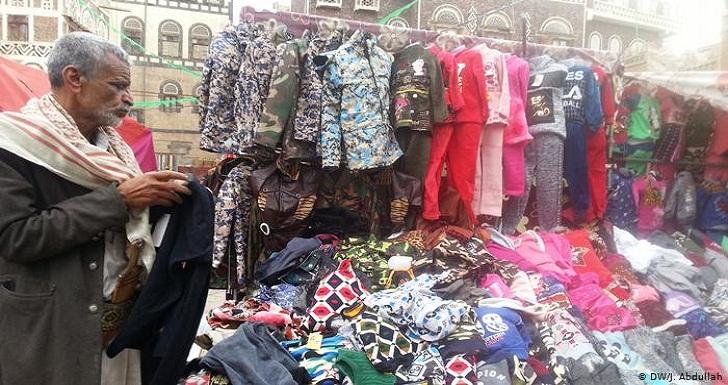 حرب اليمن تدفع بكبار السن للأرصفة والعمل الشاق