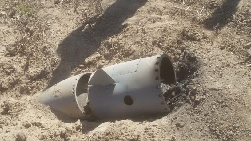 صورة أخرى لرأس الصاروخ الحوثي الذي سقط في “الجندية”(ارشيفية)