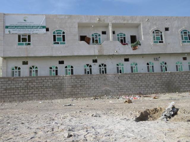 صورة من استهداف الحوثيين للمقر