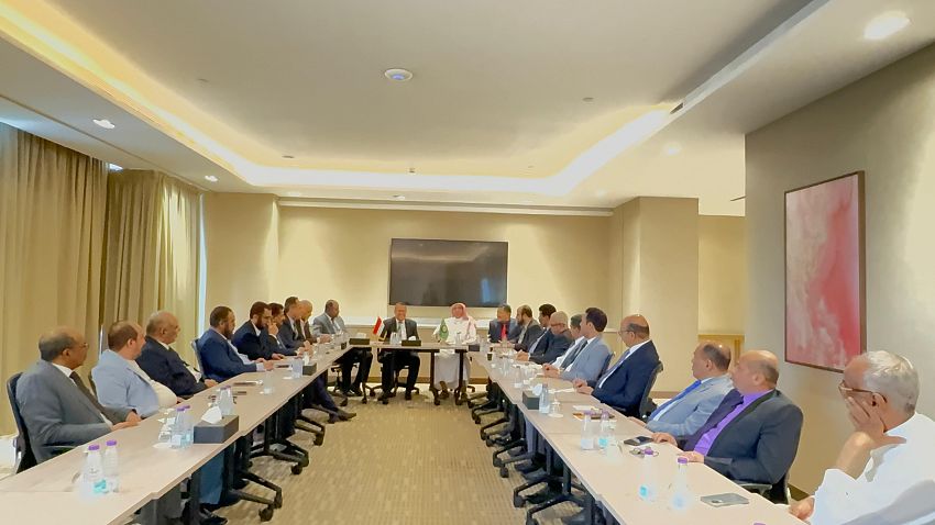 قمة يمنية - خليجية في الرياض.. دعم الشرعية وتعزيز التعاون لإنهاء معاناة اليمنيين 