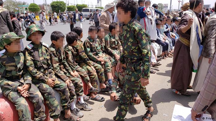 أطفال-في-مراكز-صيفية-حوثية-بزي-عسكري