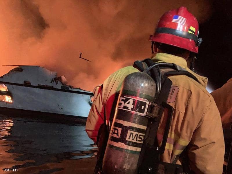 رجال إطفاء يحاولون اخماد حريق السفينة