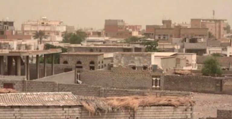 مليشيا الحوثي تفتح النار على على منازل المواطنين بشكل هستيري في