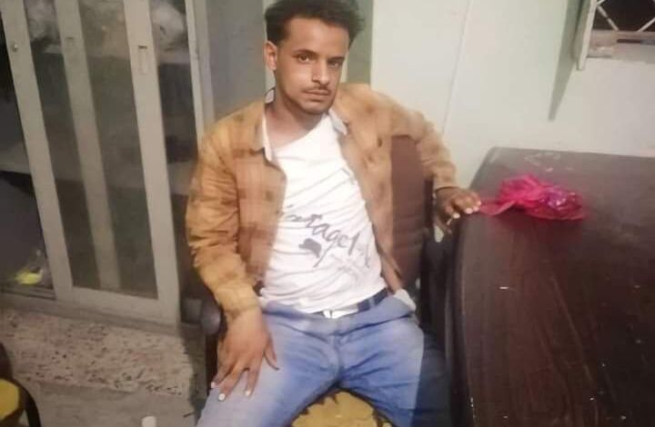 أمجد المقطري في غرفة التحفقيق بعد ضبطه من قبل امن تعز