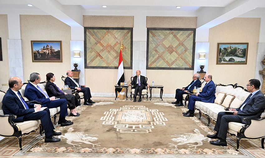 سُلمت للرئيس العليمي.. دعوة عراقية لقمة بغداد تفتح أبواب الشراكة الإقليمية