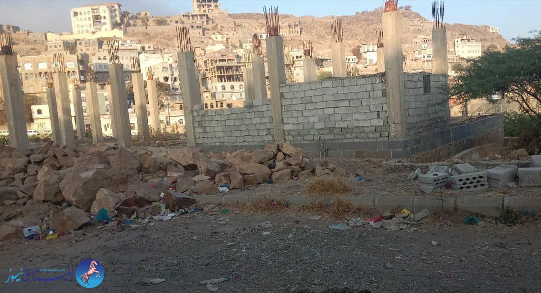 عصابة مسلحة تستولي على مبنى الاتحاد التعاوني الزراعي في تعز بالق