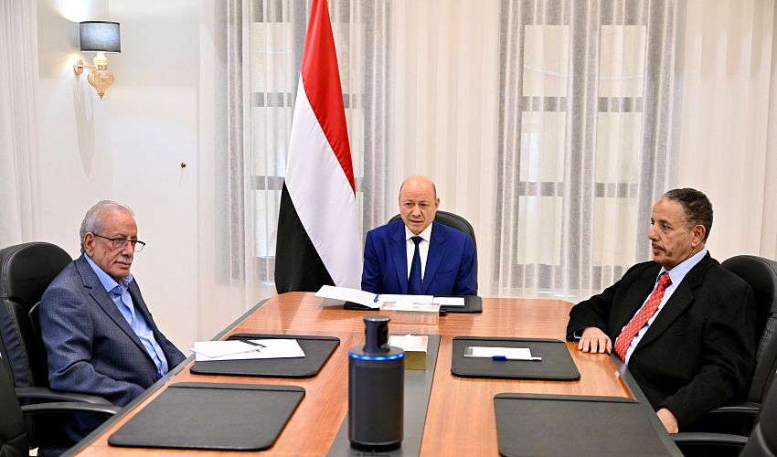 رئيس مجلس القيادة يؤكد التزام الدولة بتلبية المطالب المشروعة لأب