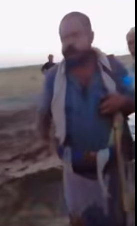 المشرف الحوثي عادل عاطف يعتدي على المواطنين في قرية المقصع باجل