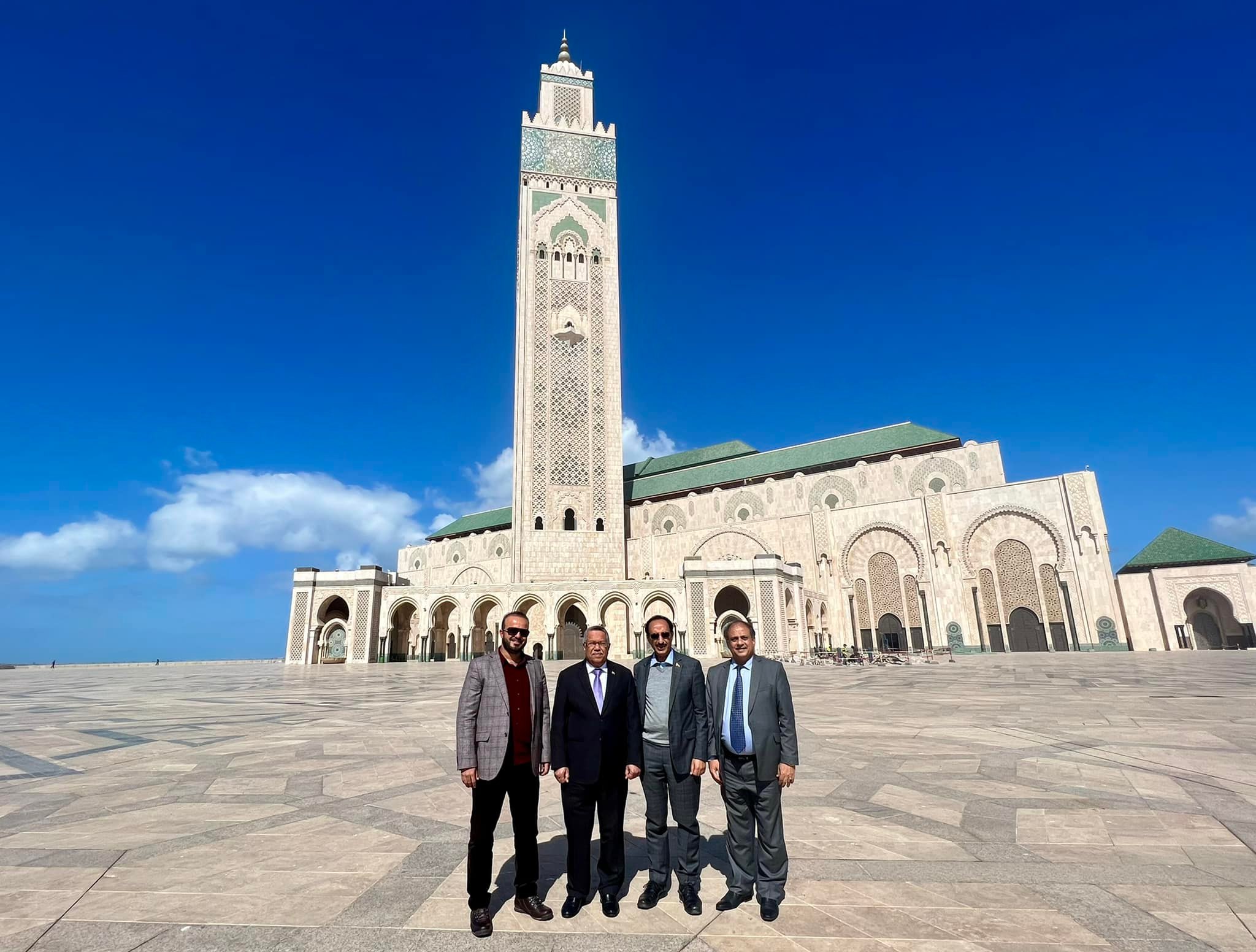بن دغر يزور مسجد الحسن الثاني في الدار البيضاء