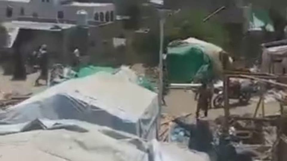 الميليشيا الحوثية تنتقم من أهالي المخاء النازحين في اب وهم نيام