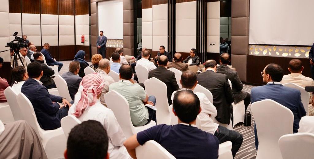الدكتور معين يتحدث للمشاركين في المشاورات اليمنية في الرياض