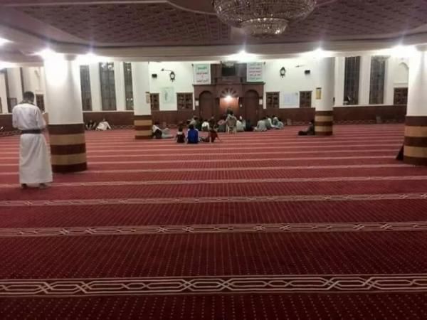 اب.. خطيب حوثي في جامع بلا مصلين لهذا السبب