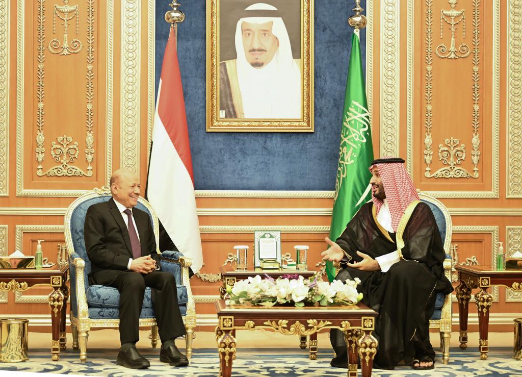 رئيس وأعضاء مجلس القيادة الرئاسي يلتقون ولي العهد السعودي