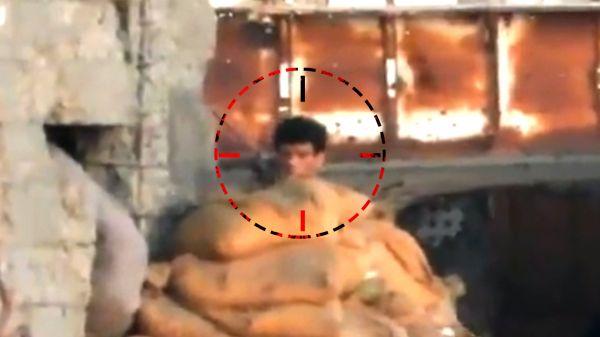 شاهد ..مصرع قناص حوثي أثناء محاولته استهداف عمال مجمع صناعي بالح