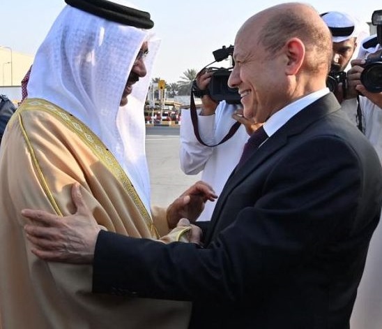 الرئيس-العليمي-يصل-البحرين-في-ثاني-محطات-جولته-الخارجية