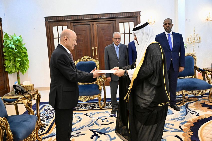 الرئيس العليمي يتسلم في عدن اوراق اعتماد سفير مملكة البحرين