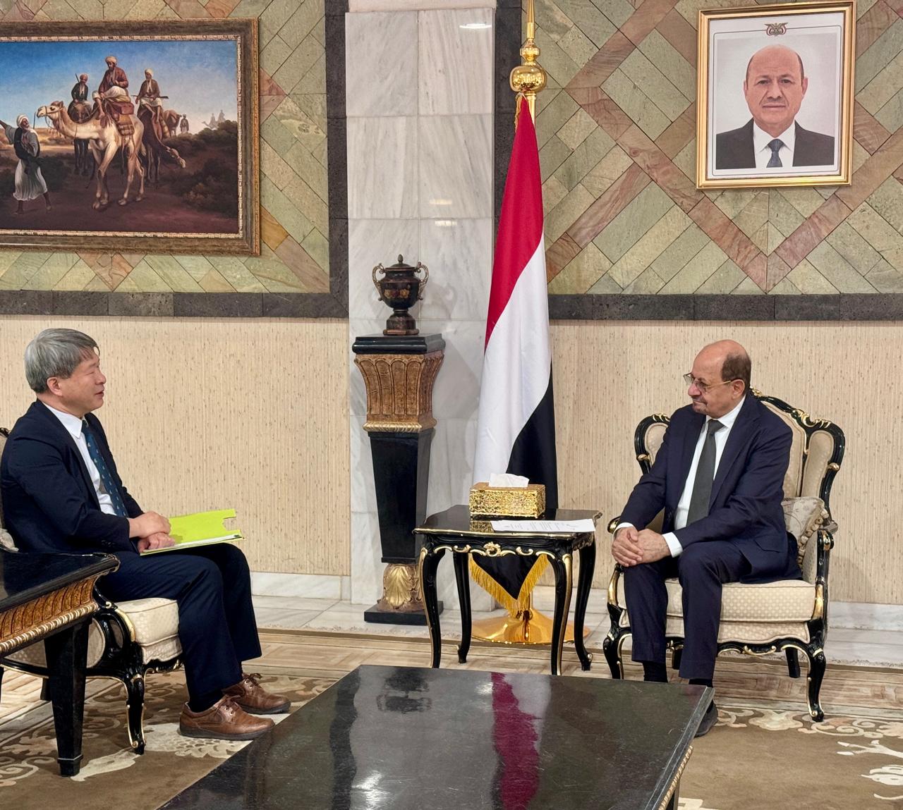 الوزير الزنداني يبحث مع السفير الكوري تعزيز العلاقات الثنائية ودعم تنفيذ العقوبات الدولية