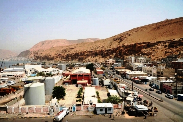 خزانات خلف النفطية تهدد سكان المكلا