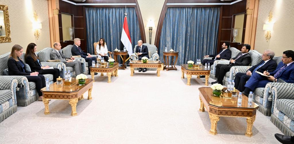 الرئيس العليمي يلتقي المبعوث الأممي ويؤكد التزام الشرعية بالمرجع