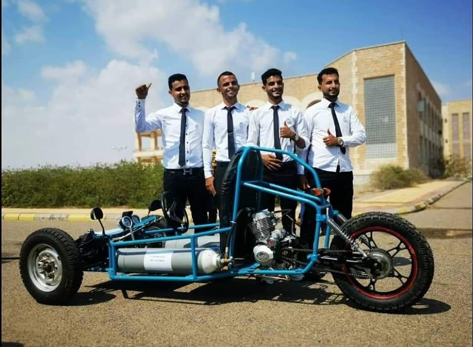اربعة طلاب في جامعة عدن يبتكرون مركبة تعمل بالهواء المضغوط
