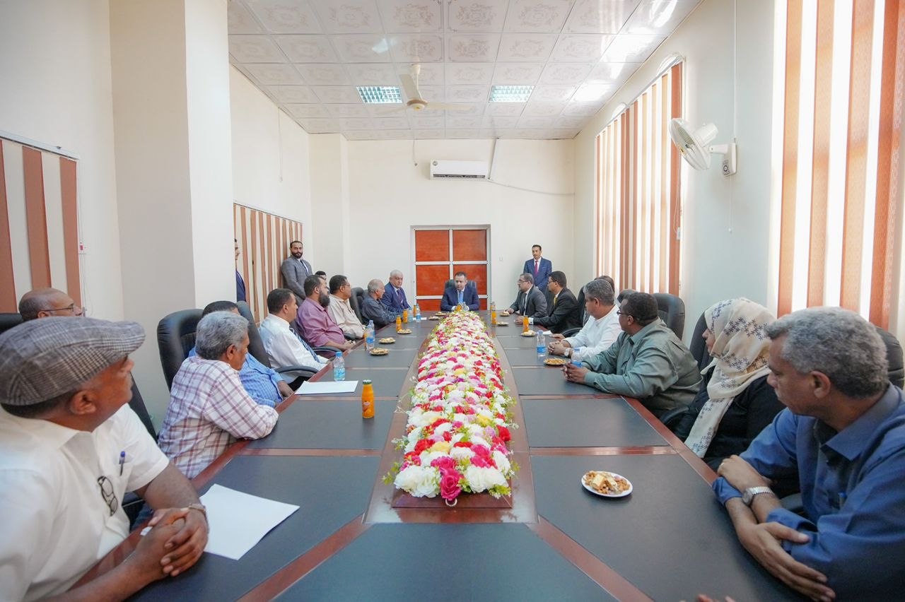 رئيس الوزراء اليمني يزور وزارة الخدمة المدنية لمناقشة اطلاق ال