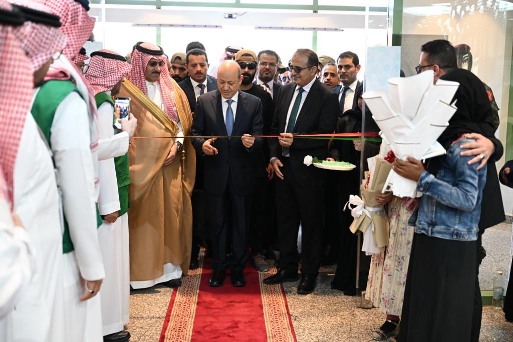 الرئيس العليمي يفتتح مستشفى عدن