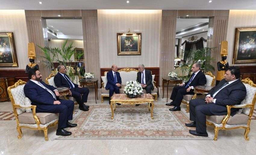 الرئيس رشاد العليمي يصل العاصمة المصرية القاهرة