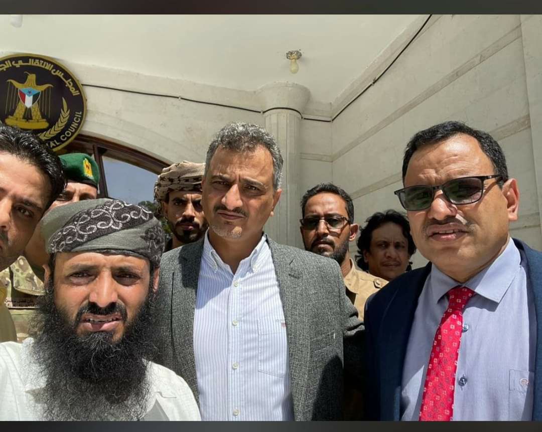 محافظ عدن والسقطري