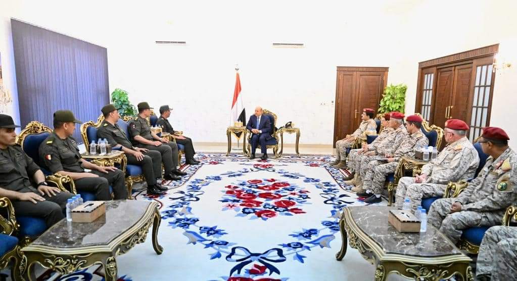 الرئيس العليمي يلتقي وفدا عسكريا مصريا