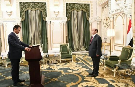 محافظ عدن يؤدي اليمين الدستورية امام الرئيس هادي