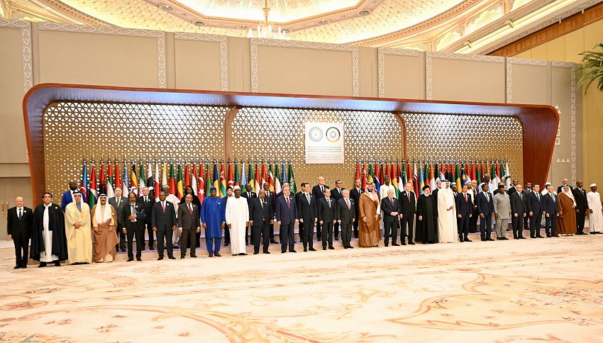 الرئيس العليمي يشارك في الجلسة المفتوحة للقمة العربية الإسلامية
