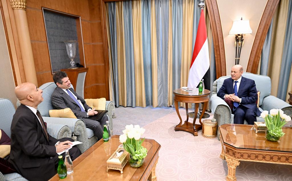رئيس مجلس القيادة الرئاسي يشيد بالجهود الأمريكية لتنفيذ قرار حظر
