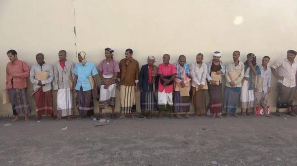 المقاومة الوطنية تطلق 31 سجينا من الذين غرر بهم الحوثي في القتال