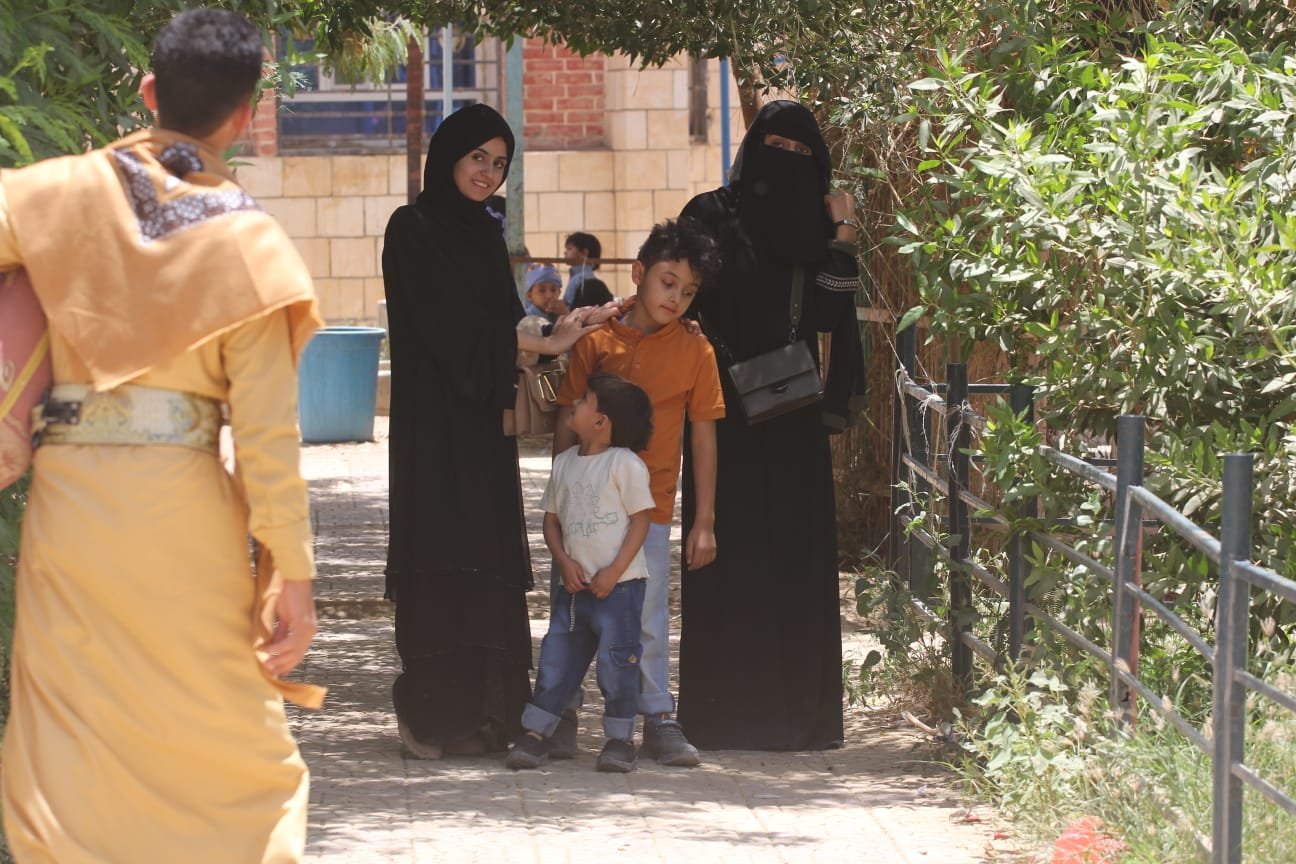 العوائل في مأرب تفتقر إلى أماكن التنزه (اندبندنت عربية)