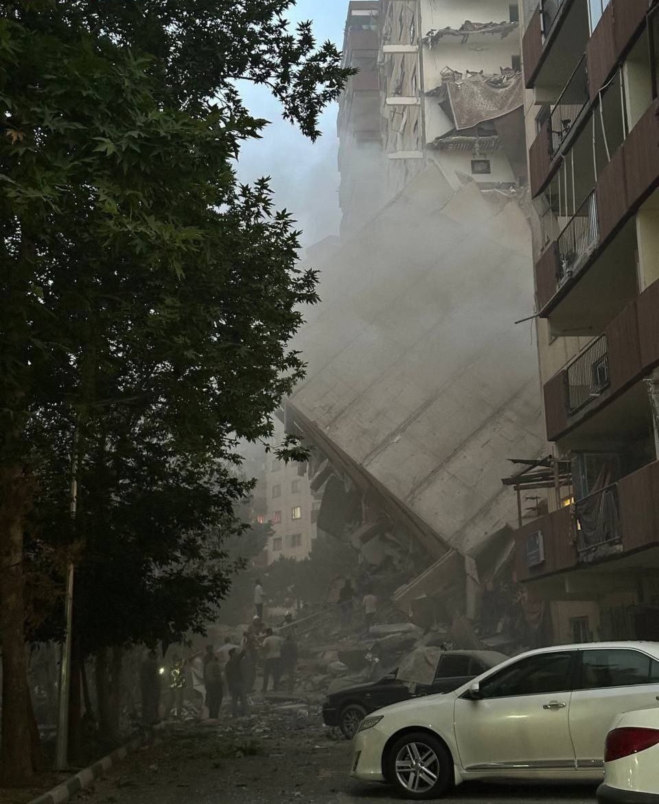 سقوط احدى البنايات بعد الهجوم الصهيوني الاخير على طهران