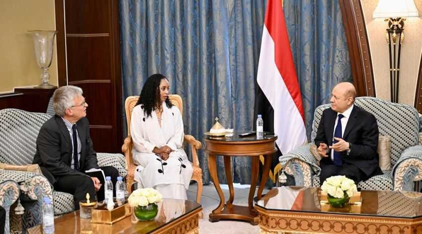 الرئيس العليمي يؤكد التزام مجلس القيادة والحكومة بمرجعيات الحل ا