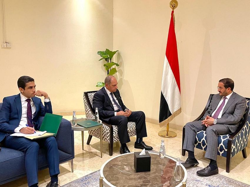 عثمان مجلي مع السفير المصري