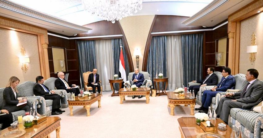 رئيس مجلس القيادة الرئاسي رشاد العليمي يستقبل المبعوث الأميركي ل