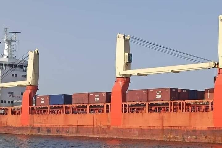 باخرة تقل اسلحة مهربة في منياء نشطون شرق اليمن