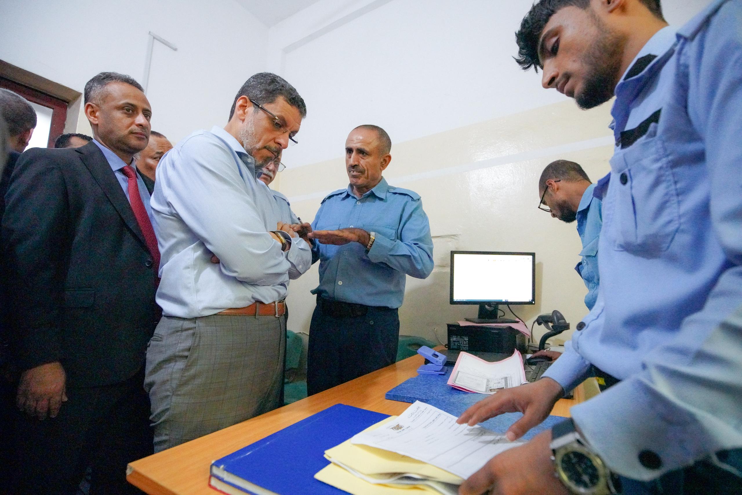 رئيس الوزراء يتفقد مصلحة الهجرة والجوازات في عدن