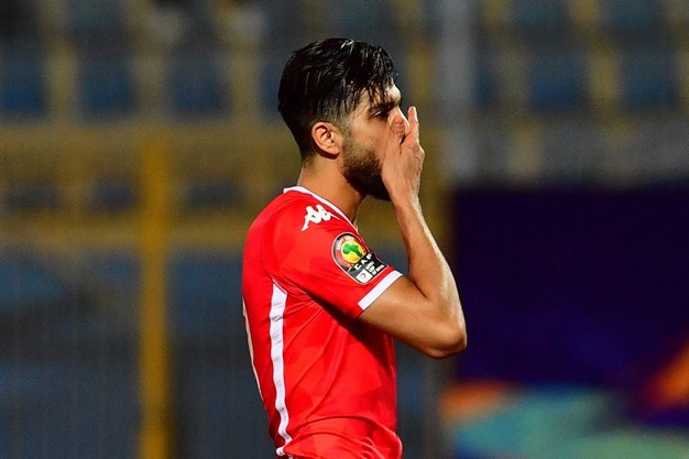 فرجاني ساسي متحسّراً على إضاعة ركلة جزاء (أ ف ب)